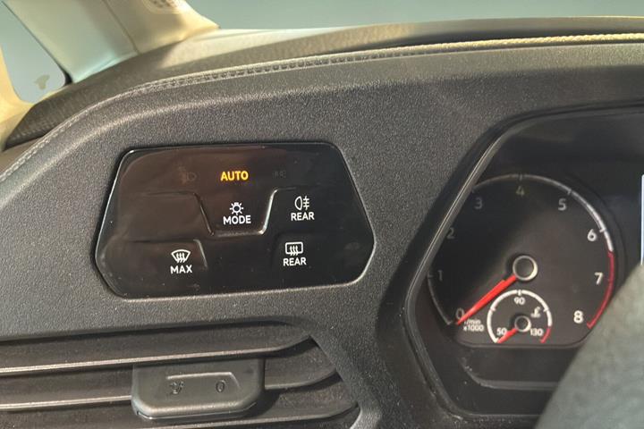 Grå VW Caddy fra 2021