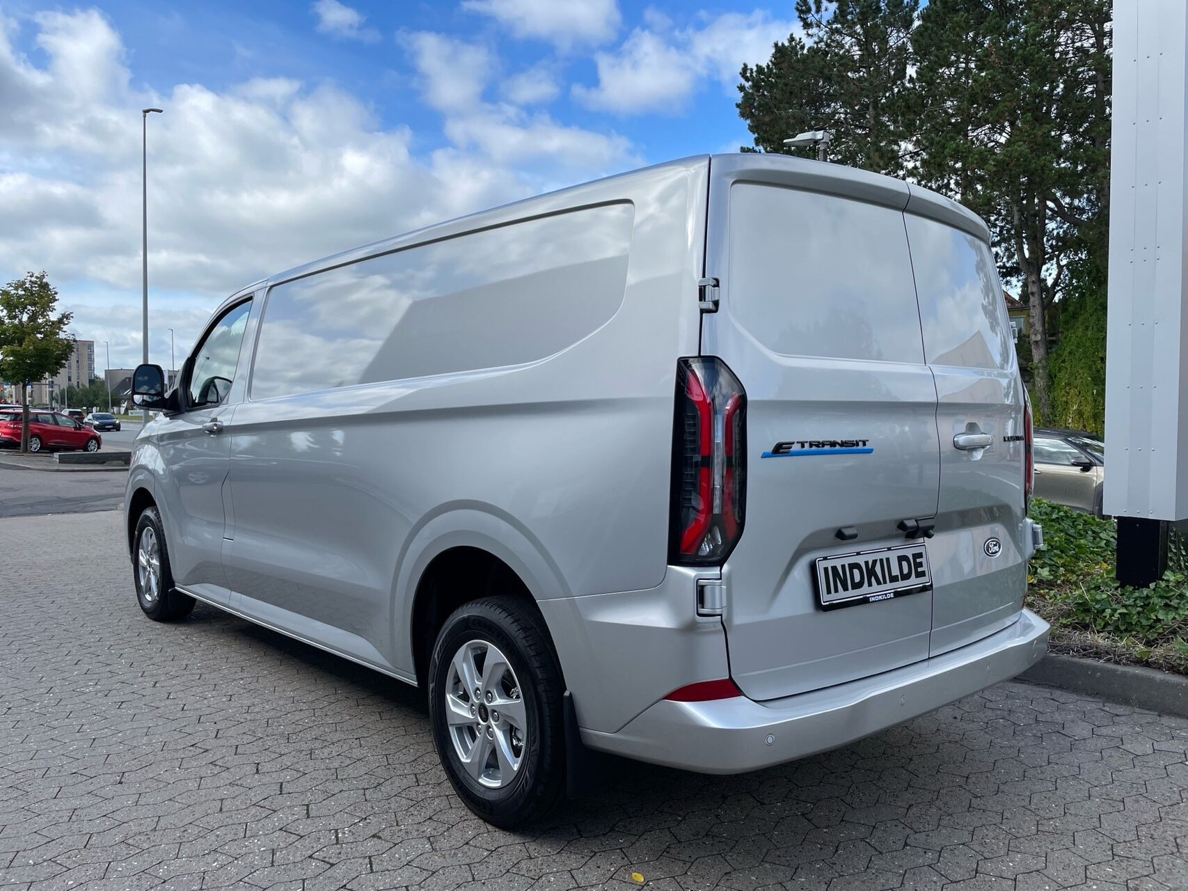 Sølv Ford E-Transit Custom fra 2026