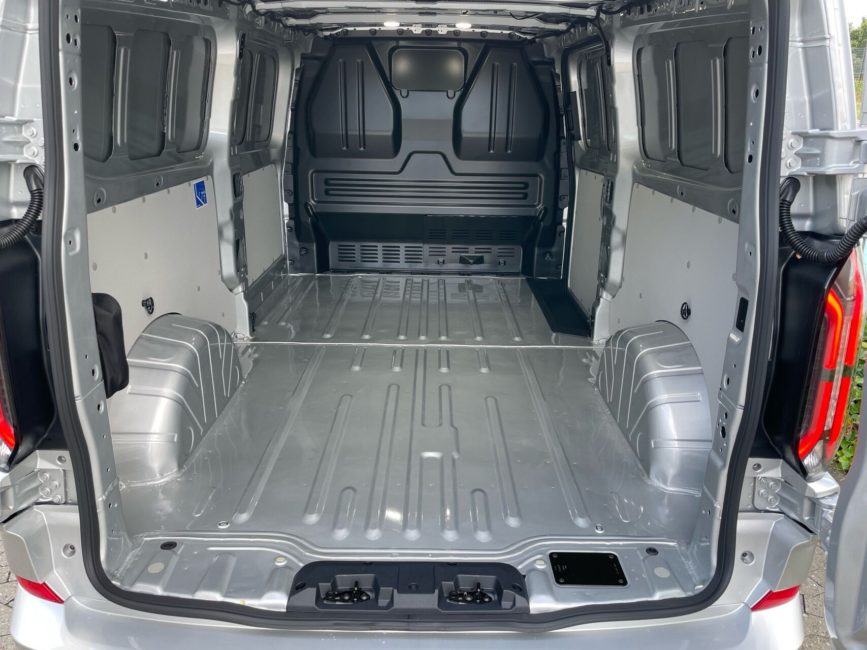 Sølv Ford E-Transit Custom fra 2026