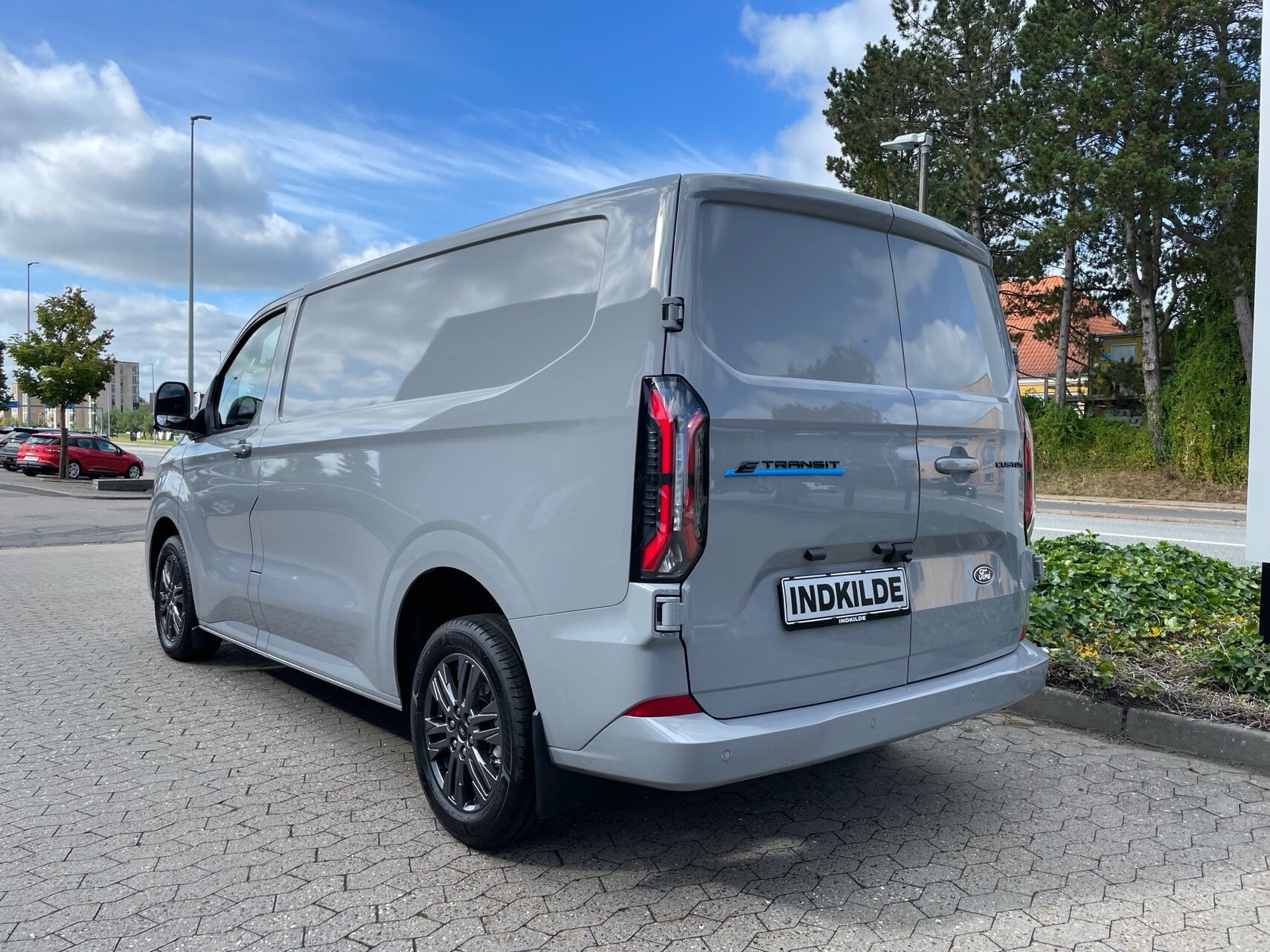 Grå Ford E-Transit Custom fra 2026