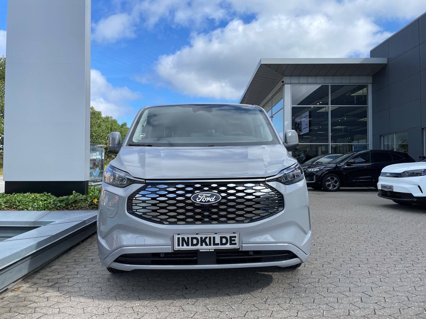 Grå Ford E-Transit Custom fra 2026