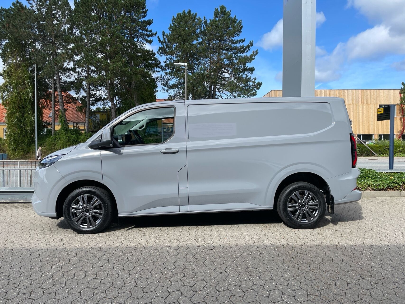 Grå Ford E-Transit Custom fra 2026
