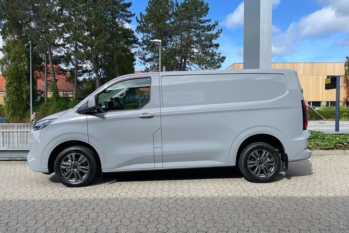 Grå Ford E-Transit Custom fra 2026