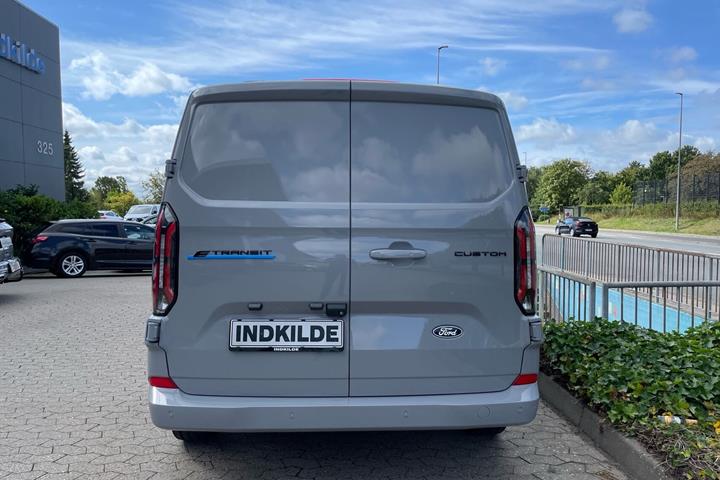 Grå Ford E-Transit Custom fra 2026