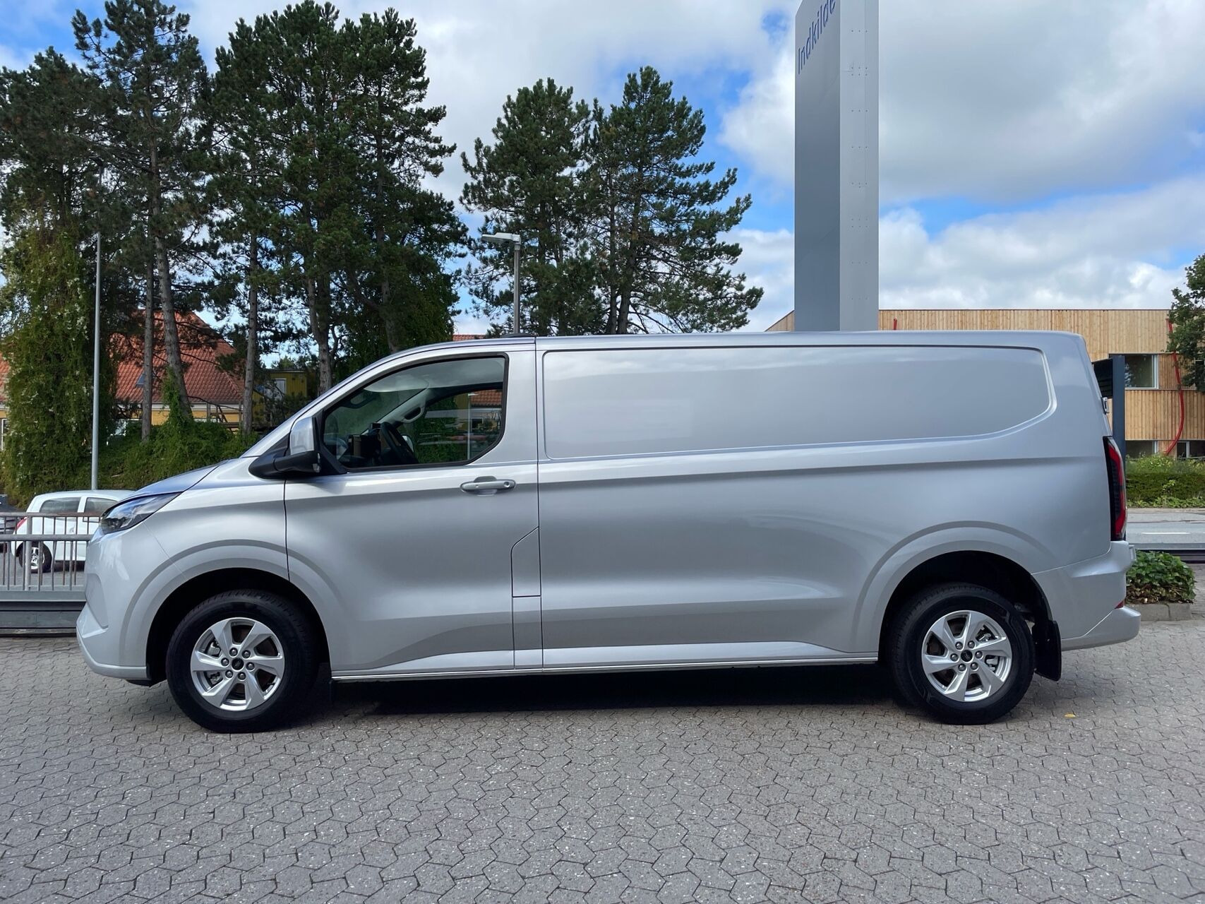 Sølv Ford E-Transit Custom fra 2026