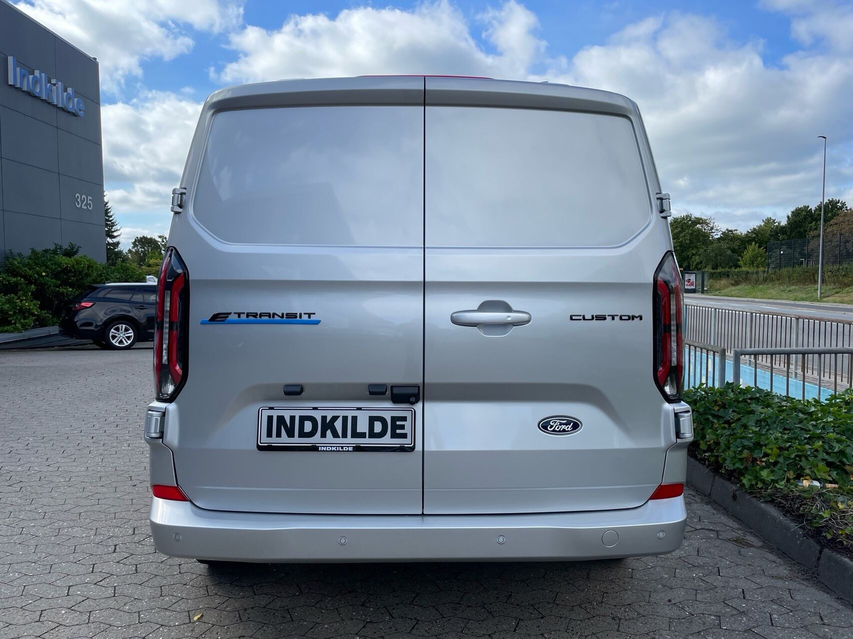 Sølv Ford E-Transit Custom fra 2026