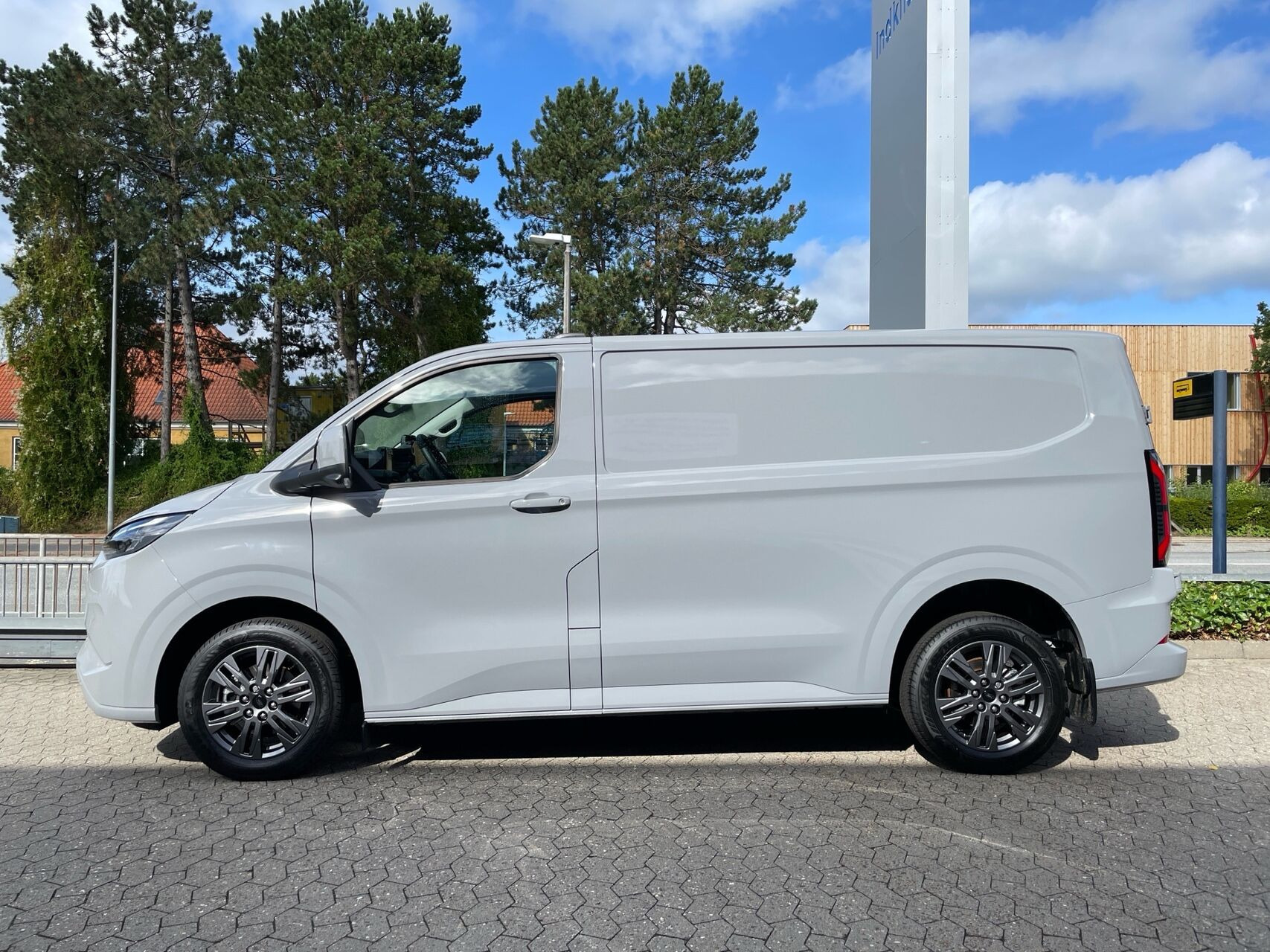 Grå Ford E-Transit Custom fra 2026