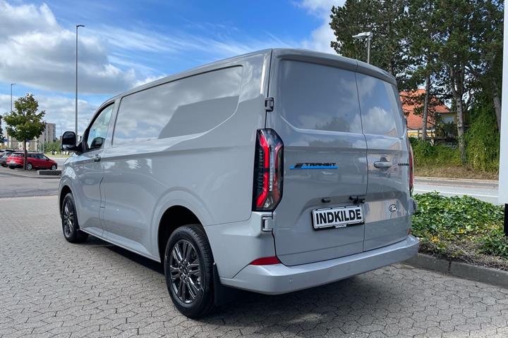 Grå Ford E-Transit Custom fra 2026