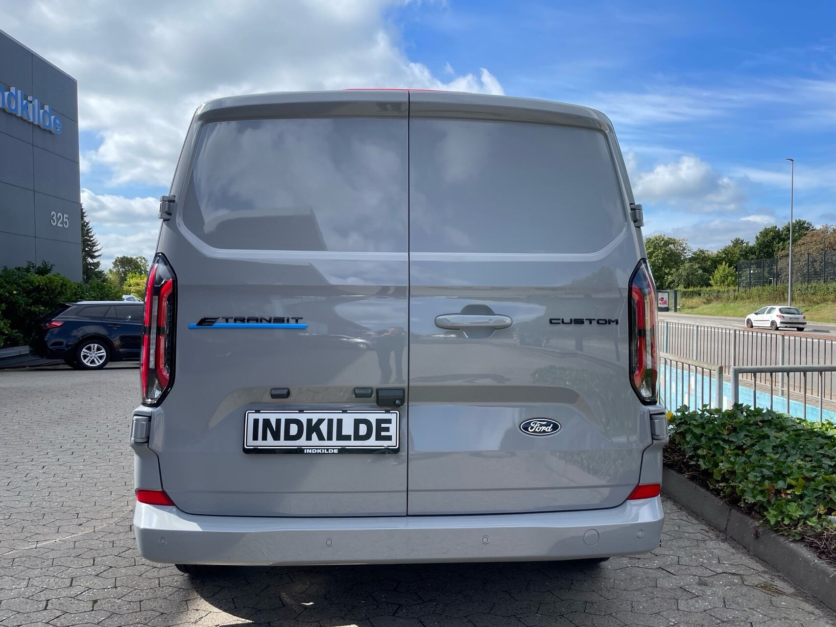 Grå Ford E-Transit Custom fra 2026