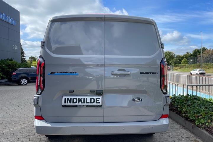 Grå Ford E-Transit Custom fra 2026