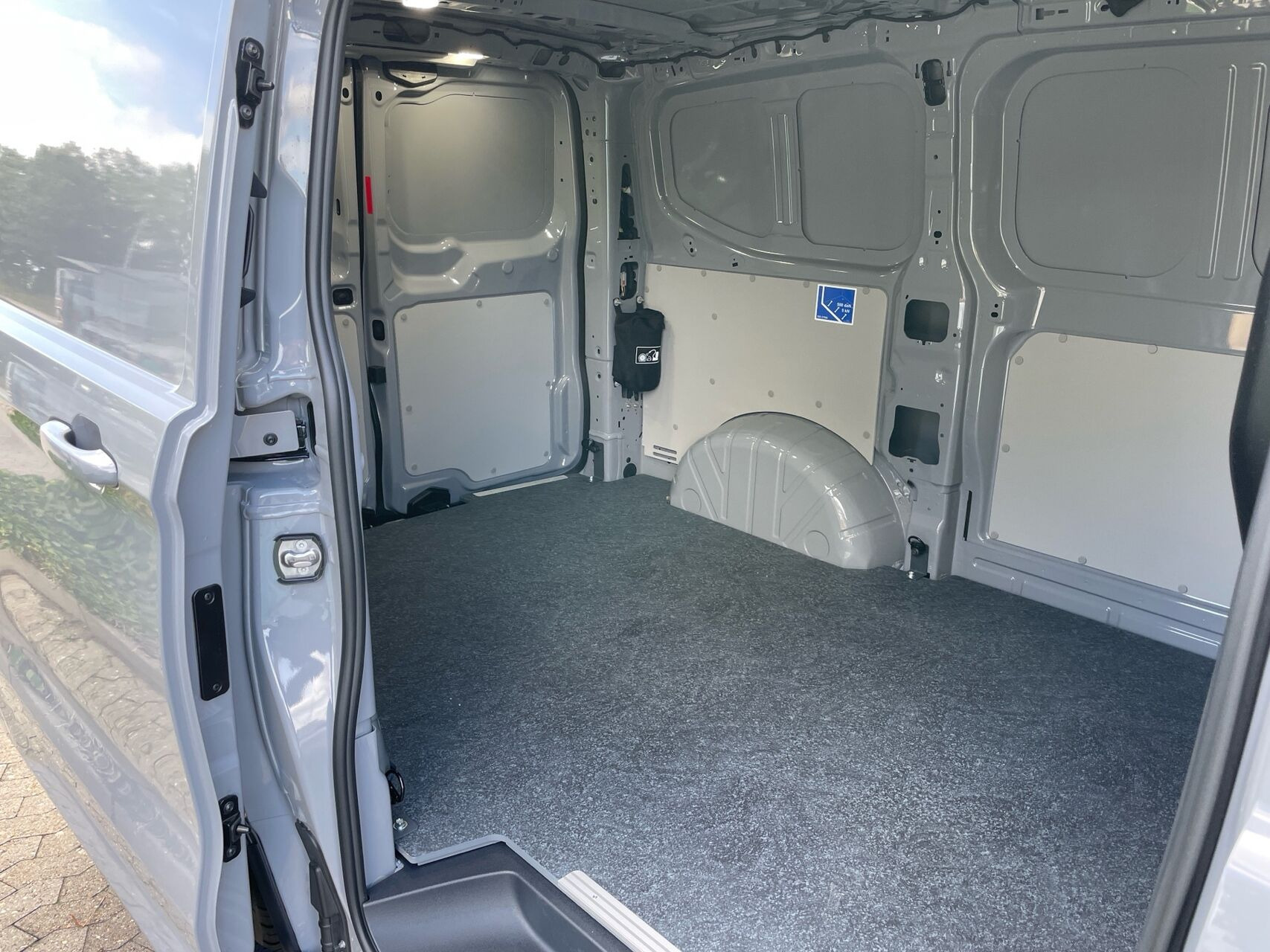 Grå Ford E-Transit Custom fra 2026