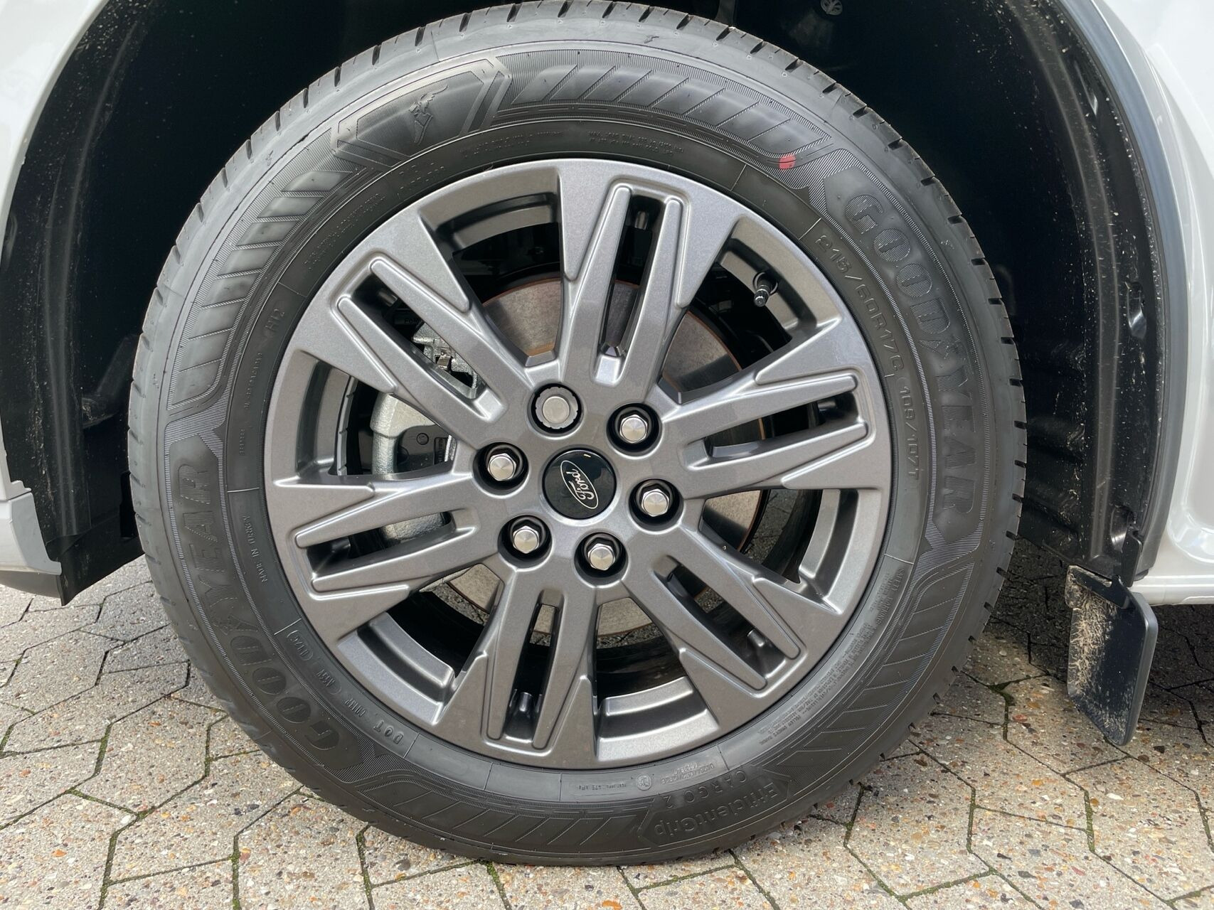Grå Ford E-Transit Custom fra 2026