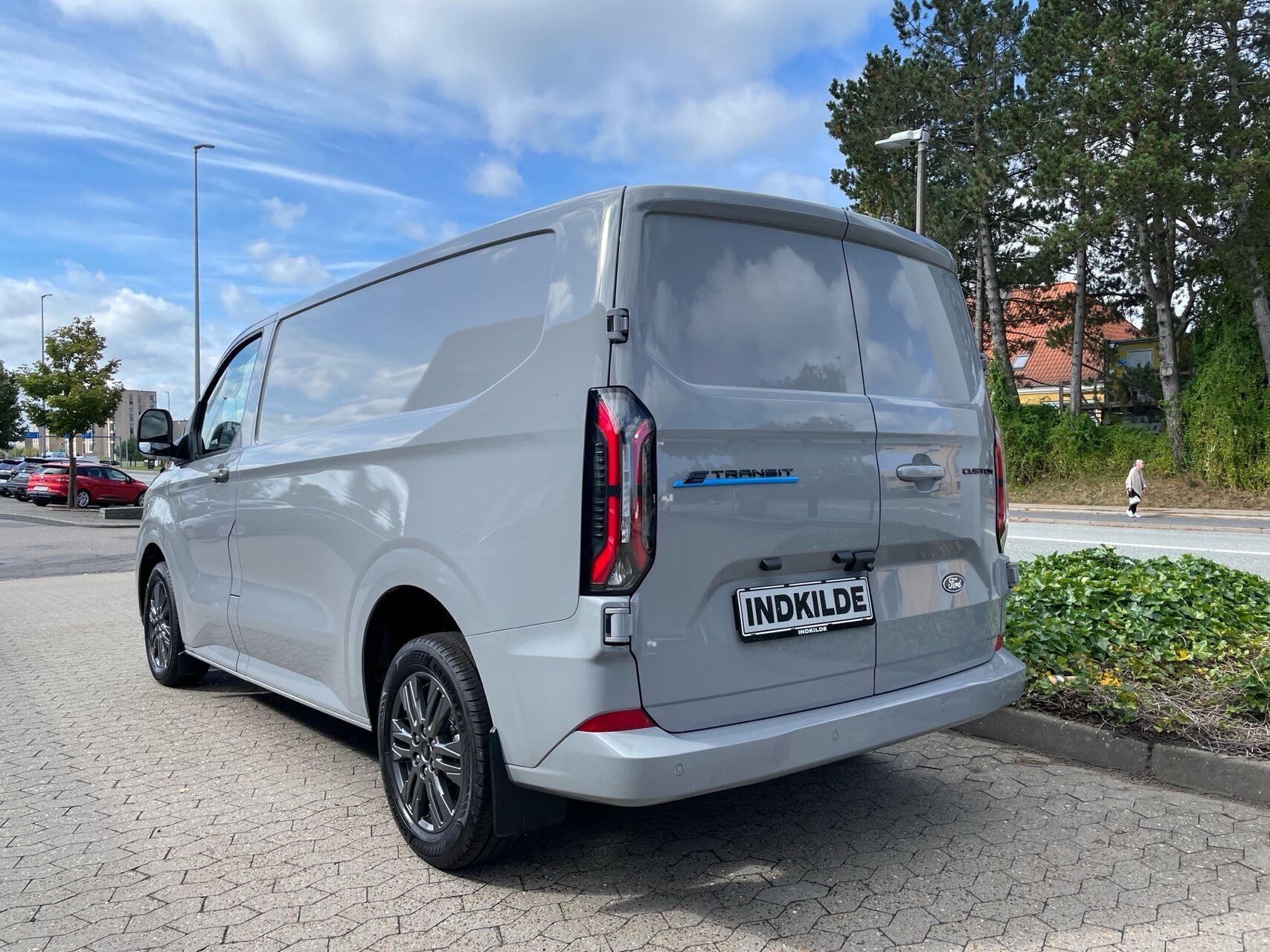 Grå Ford E-Transit Custom fra 2026