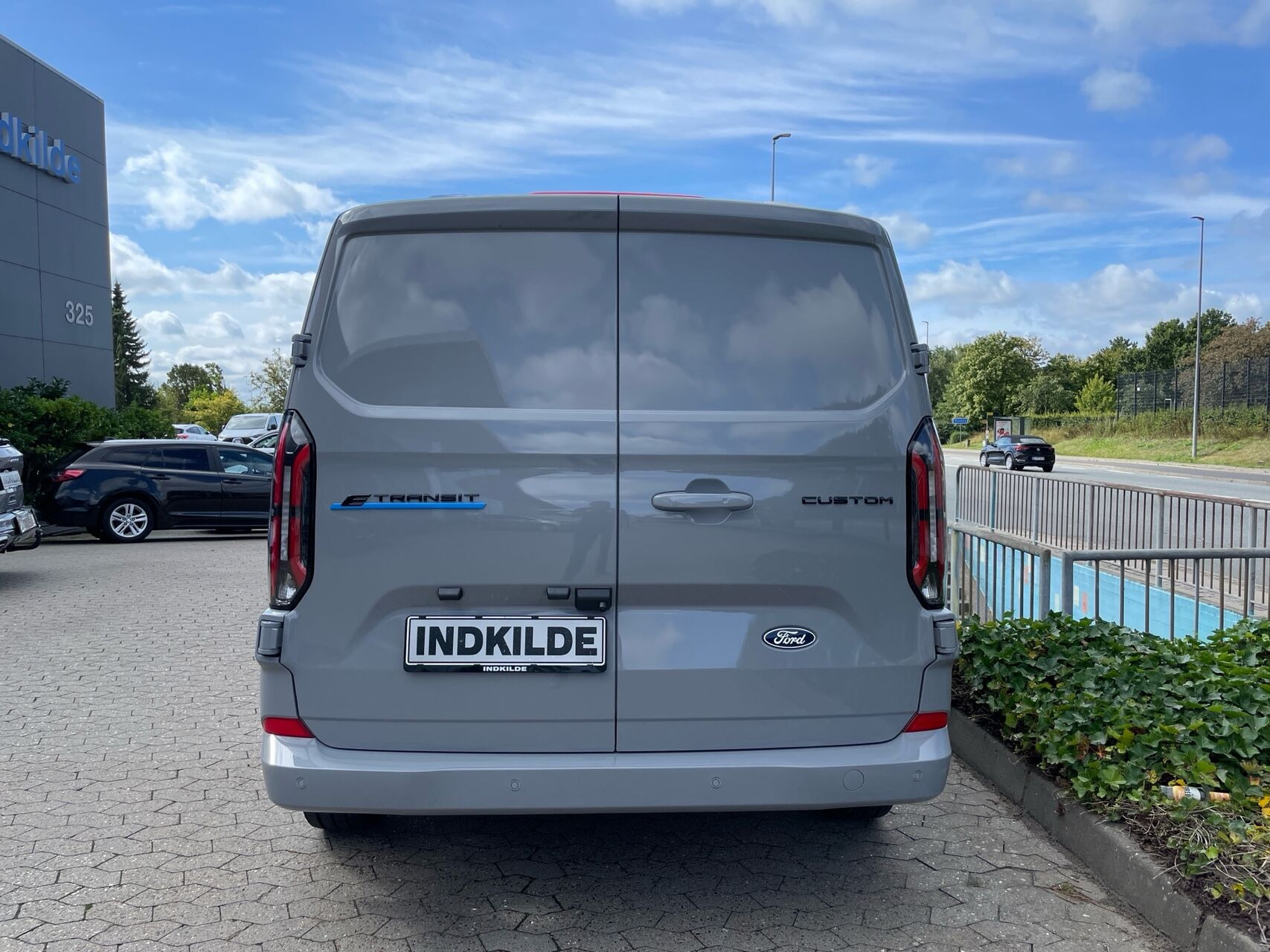 Grå Ford E-Transit Custom fra 2026