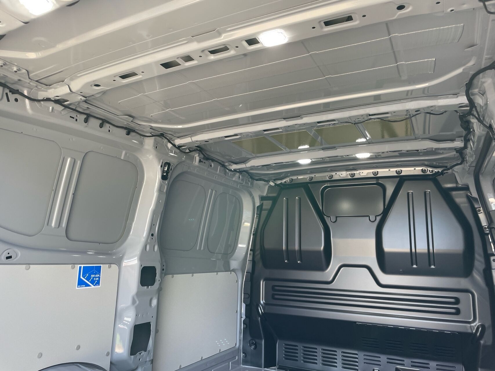 Grå Ford E-Transit Custom fra 2026