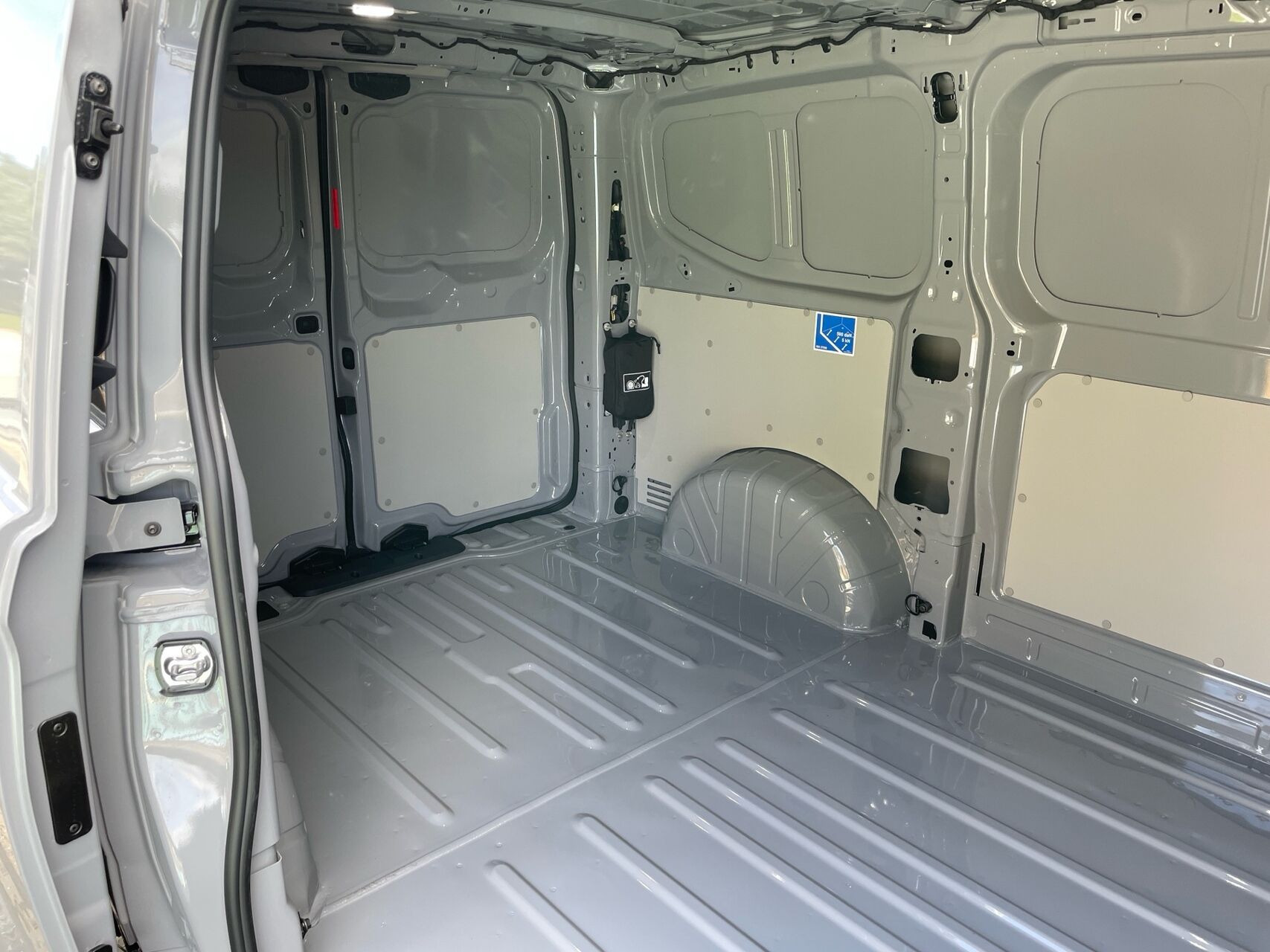 Grå Ford E-Transit Custom fra 2026