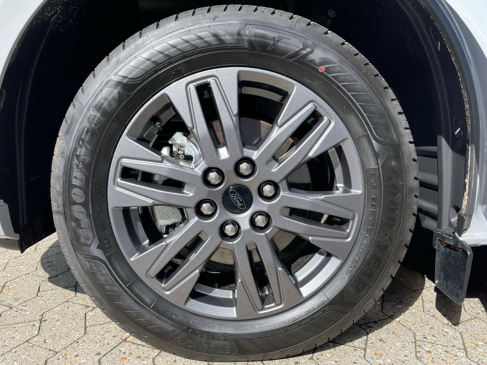 Grå Ford E-Transit Custom fra 2026