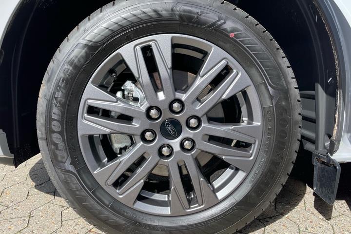 Grå Ford E-Transit Custom fra 2026