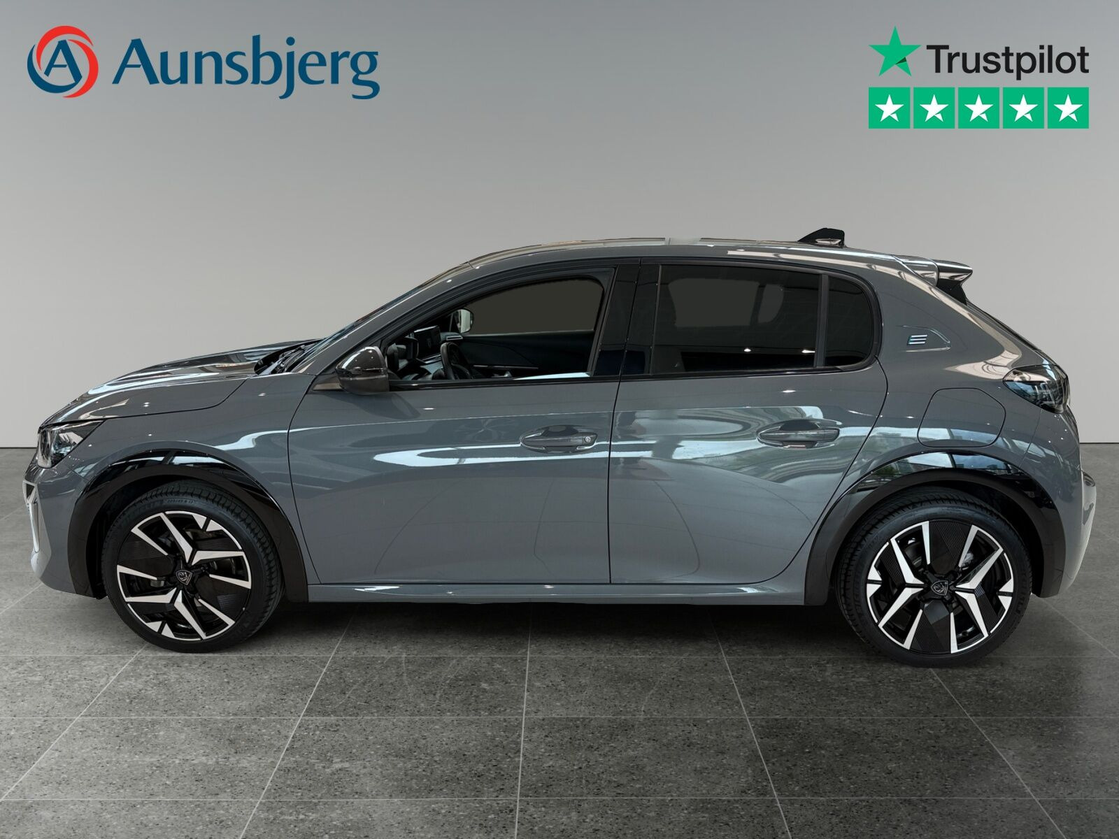 Grå Peugeot e-208 fra 2025