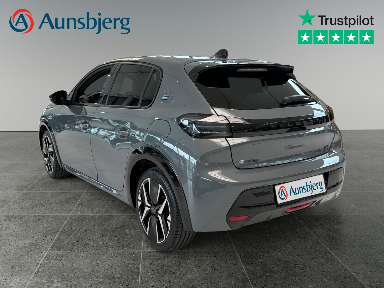 Grå Peugeot e-208 fra 2025