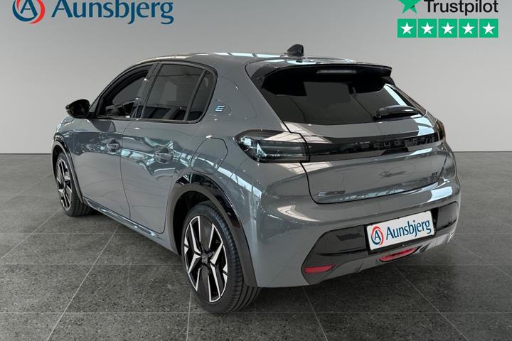 Grå Peugeot e-208 fra 2025