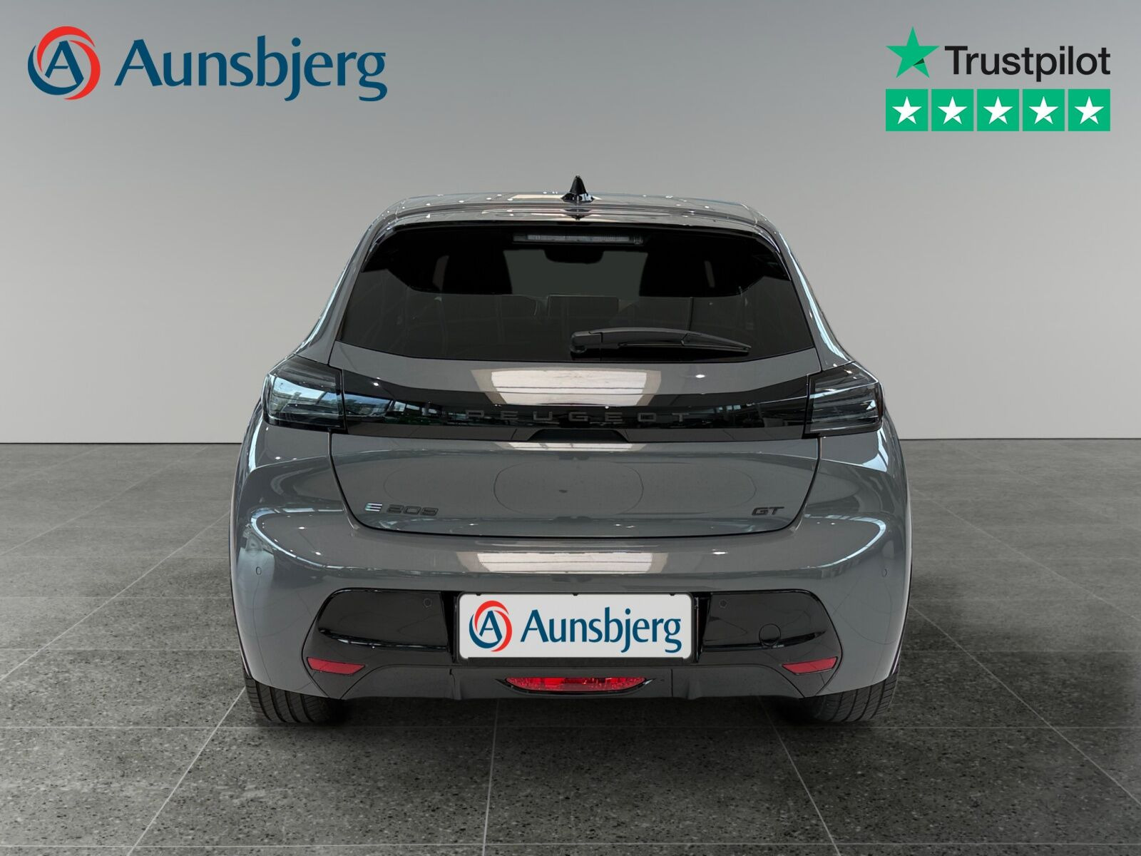 Grå Peugeot e-208 fra 2025