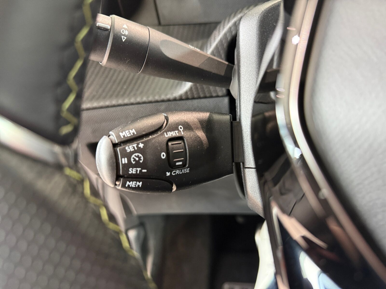 Grå Peugeot e-208 fra 2025