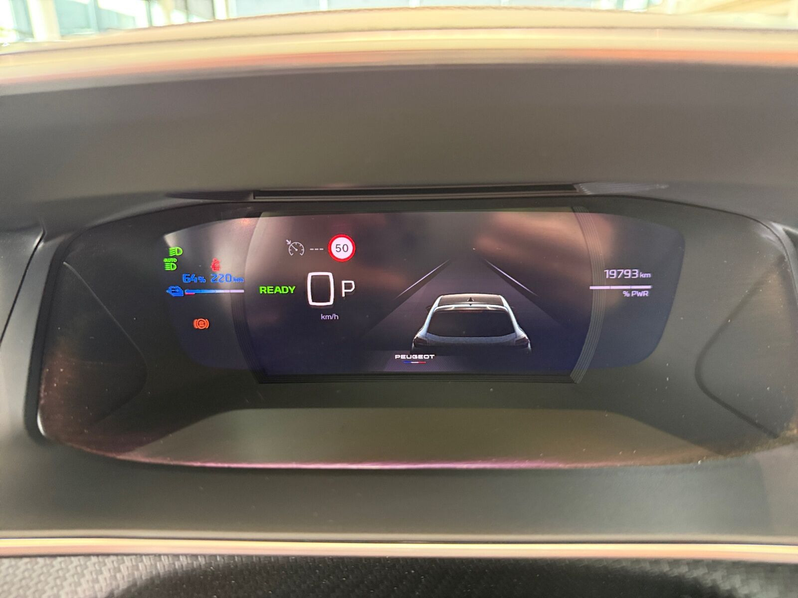Grå Peugeot e-208 fra 2025