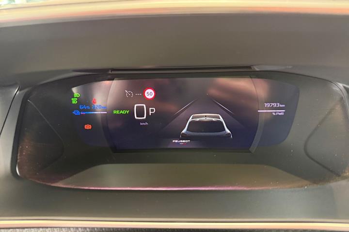 Grå Peugeot e-208 fra 2025