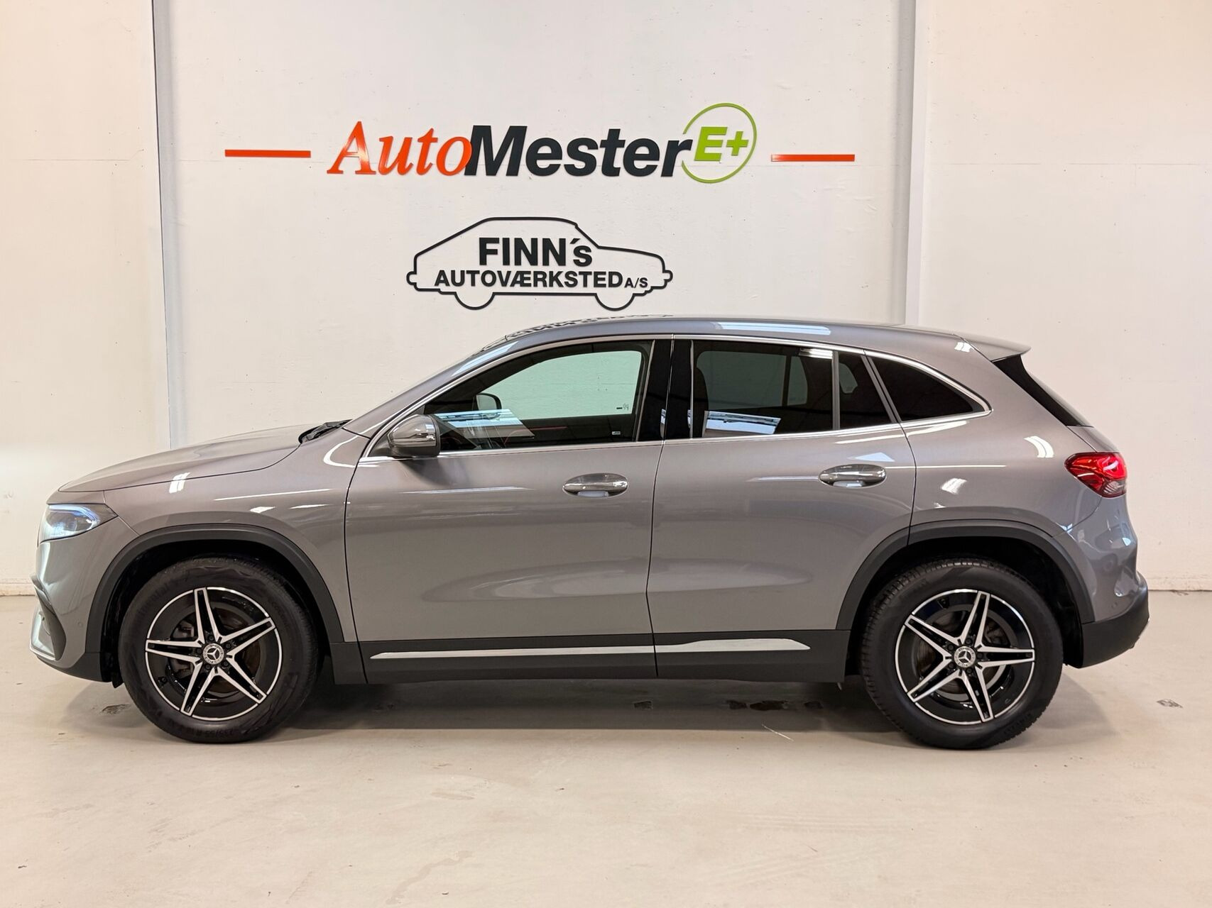 Grå Mercedes EQA250+ fra 2023
