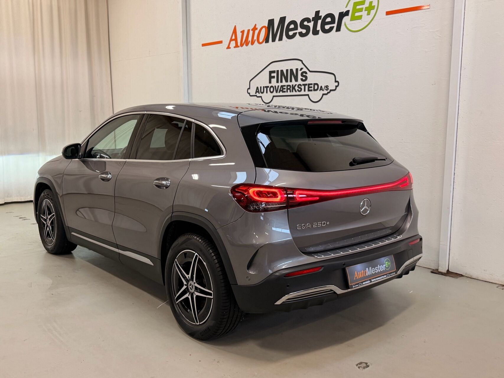 Grå Mercedes EQA250+ fra 2023
