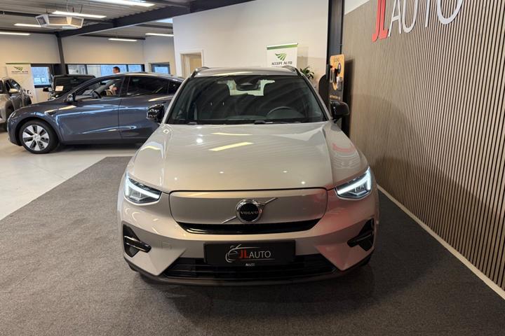 Orange Volvo XC40 fra 2024