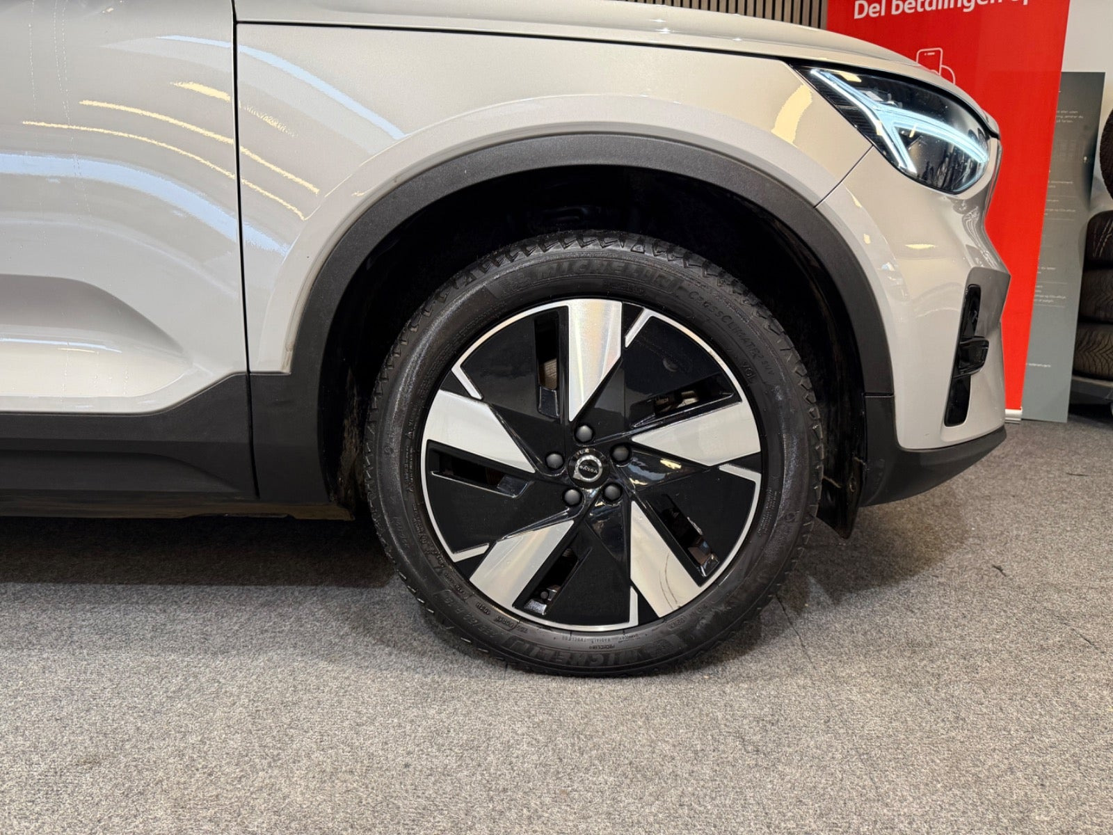 Orange Volvo XC40 fra 2024