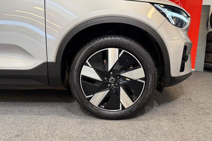 Orange Volvo XC40 fra 2024