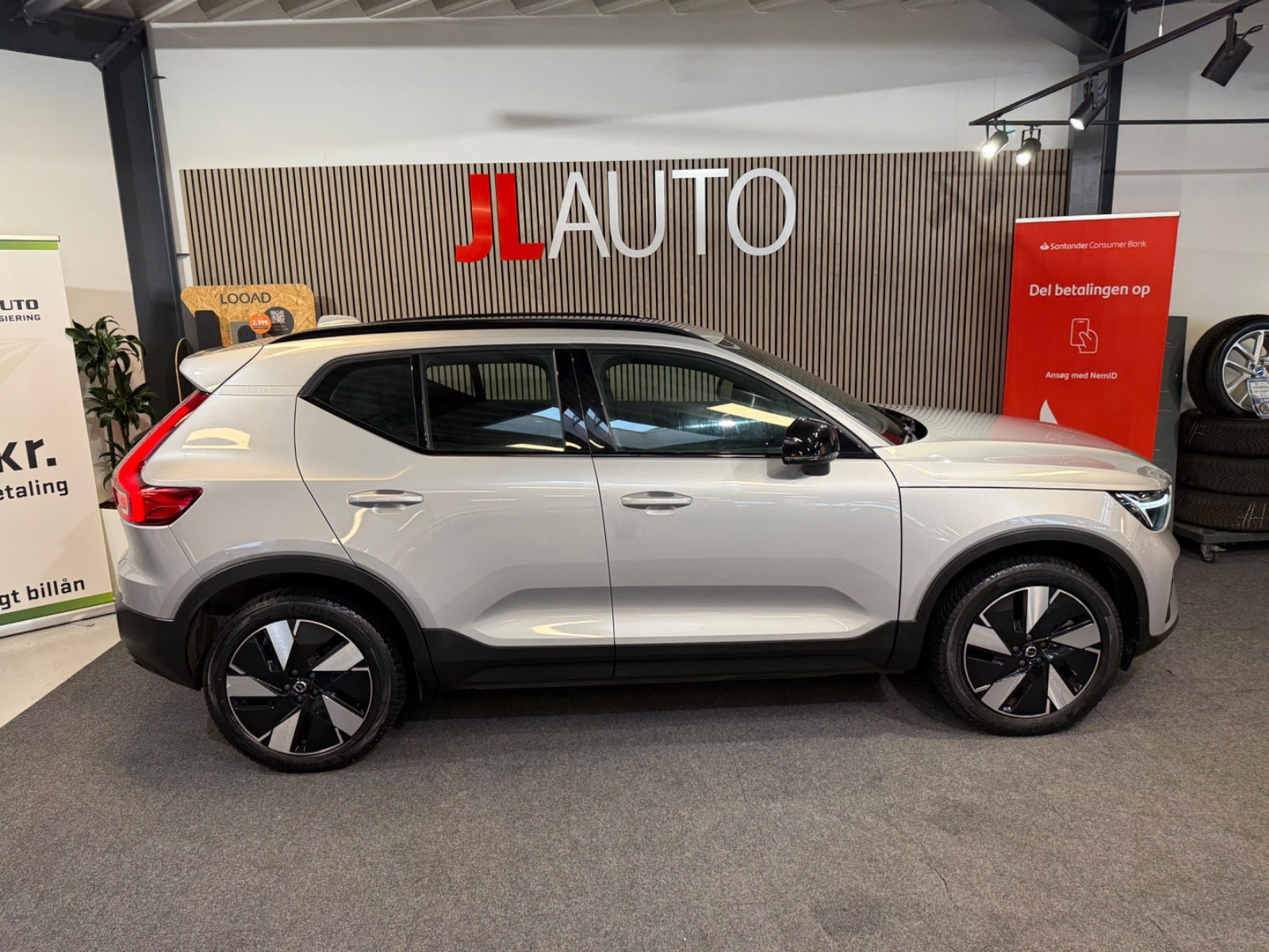 Orange Volvo XC40 fra 2024