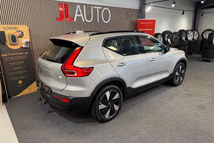 Orange Volvo XC40 fra 2024