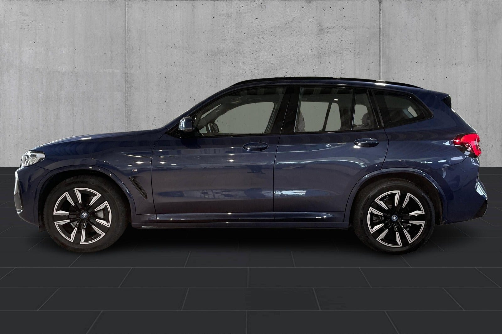 Blå BMW iX3 fra 2024