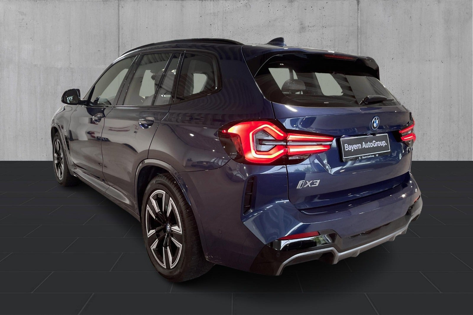 Blå BMW iX3 fra 2024