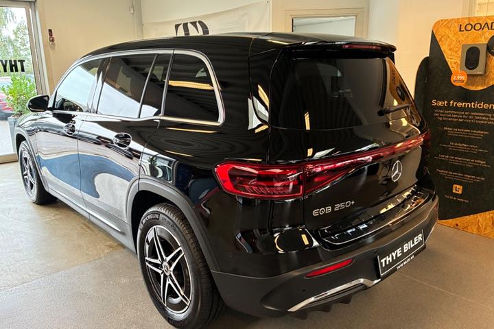 Sort Mercedes EQB250+ fra 2025