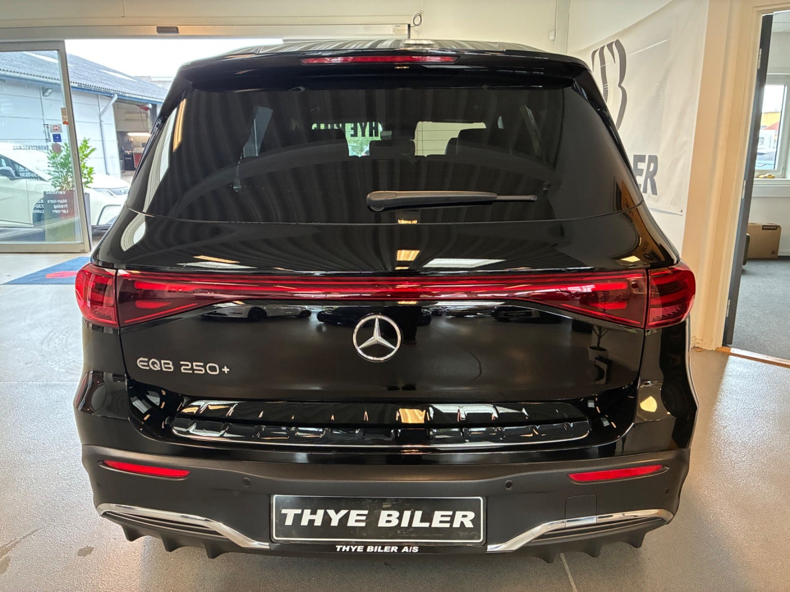 Sort Mercedes EQB250+ fra 2025