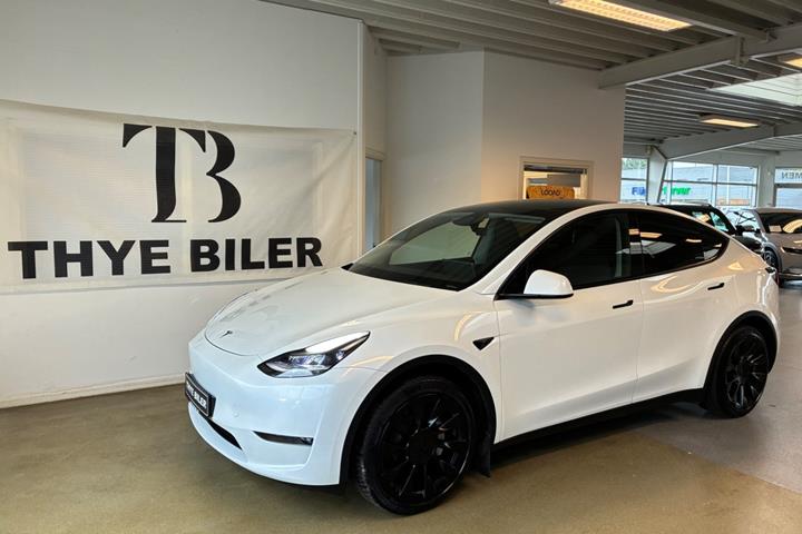 Hvid Tesla Model Y fra 2024 set udefra