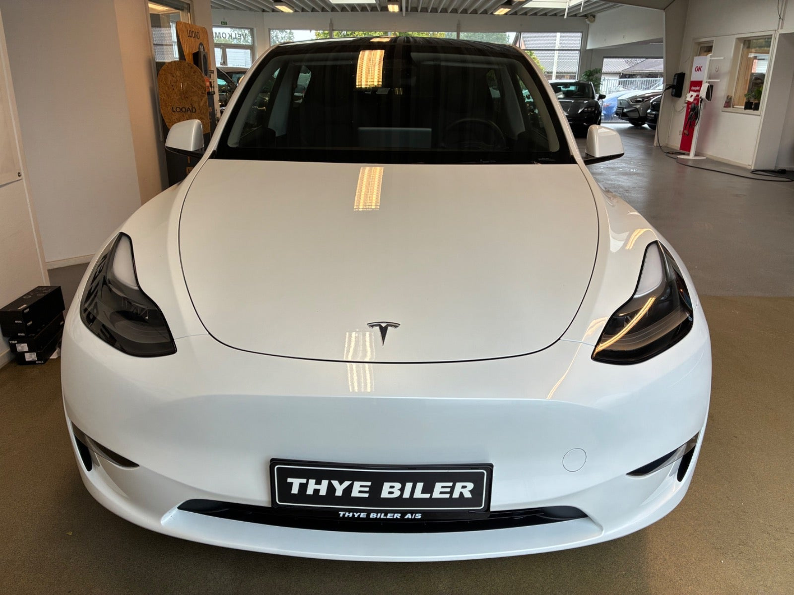 Hvid Tesla Model Y fra 2024