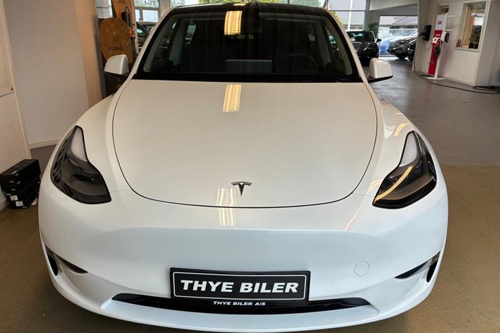Hvid Tesla Model Y fra 2024