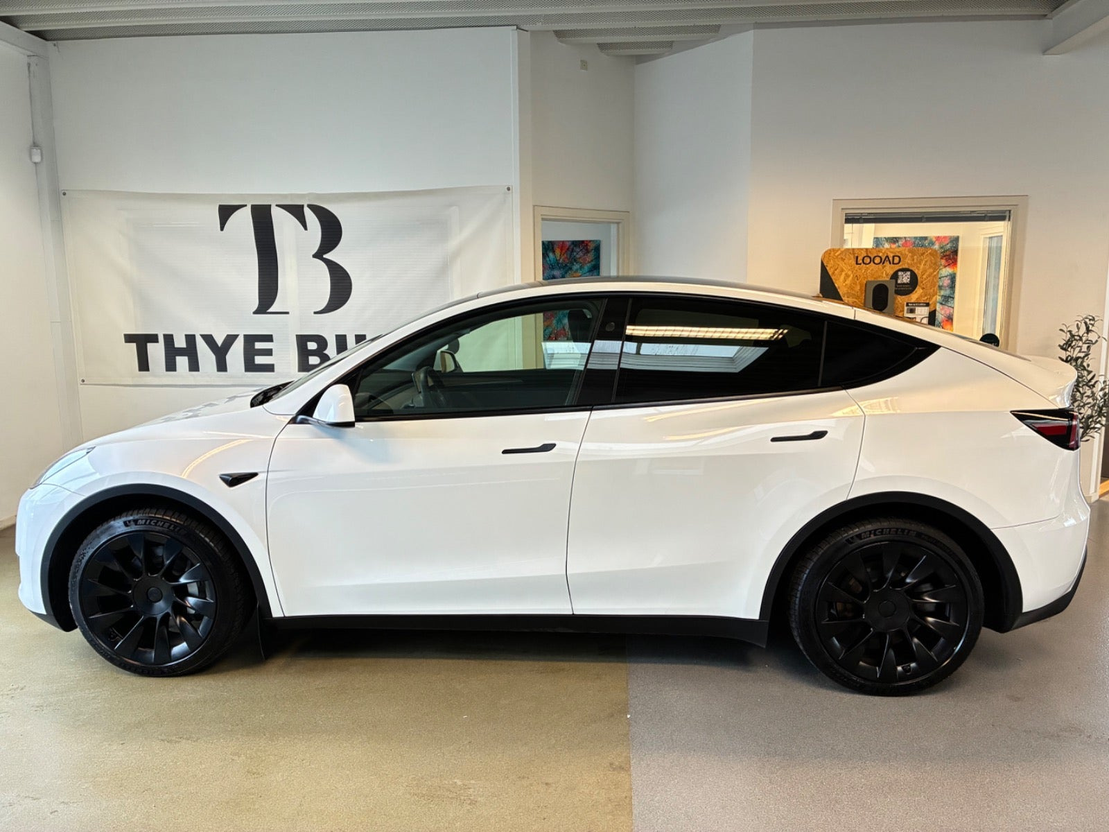 Hvid Tesla Model Y fra 2024
