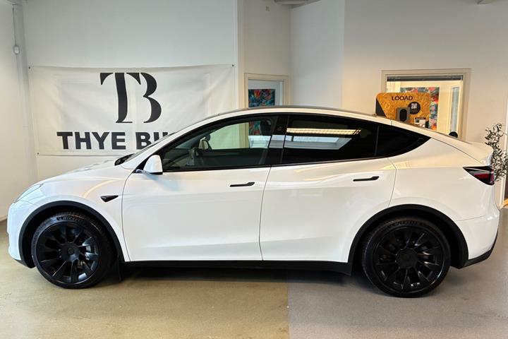 Hvid Tesla Model Y fra 2024