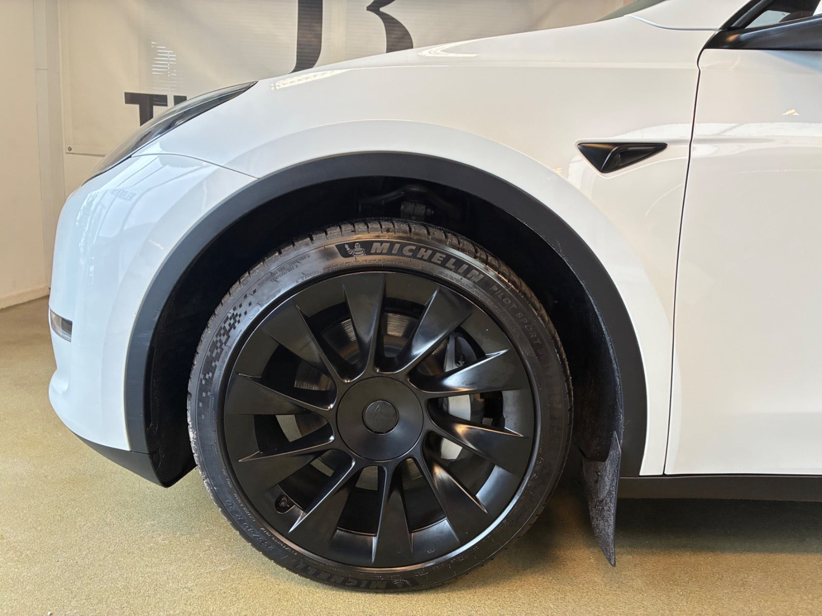 Hvid Tesla Model Y fra 2024