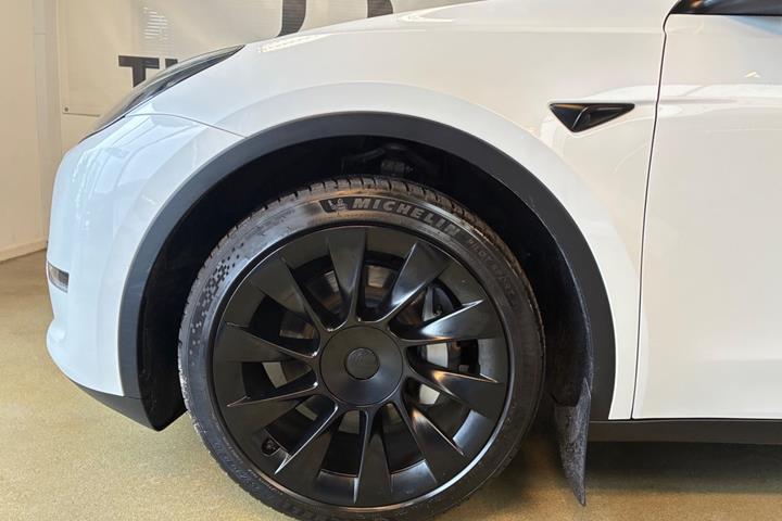 Hvid Tesla Model Y fra 2024
