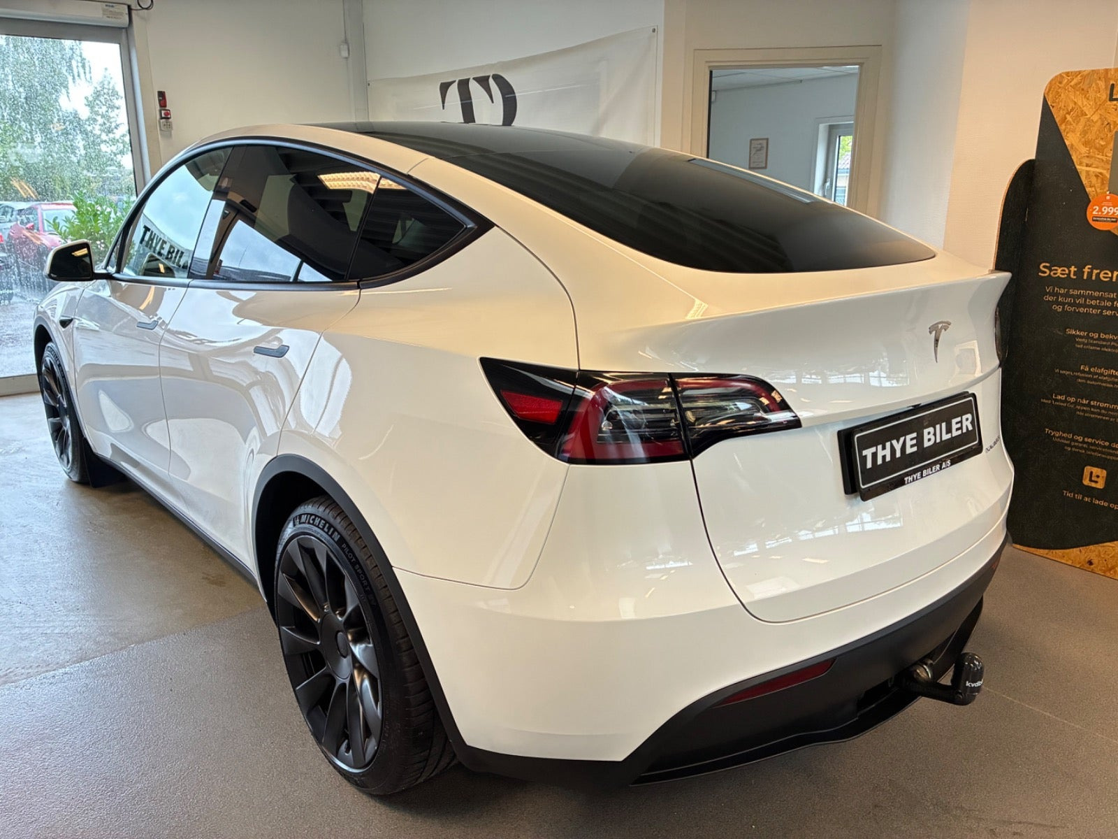 Hvid Tesla Model Y fra 2024