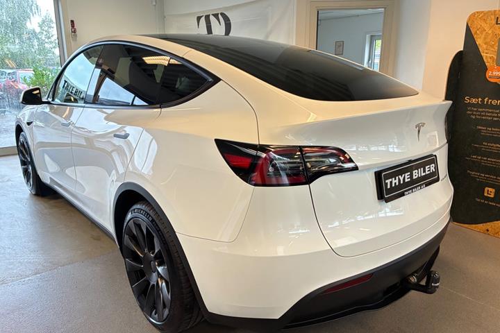 Hvid Tesla Model Y fra 2024