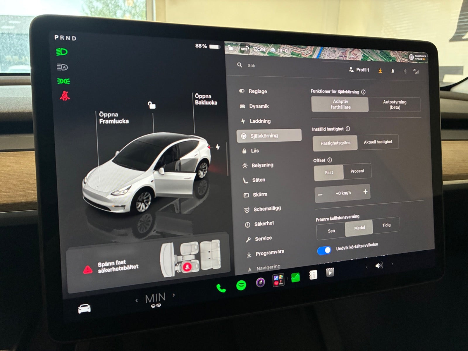 Hvid Tesla Model Y fra 2024